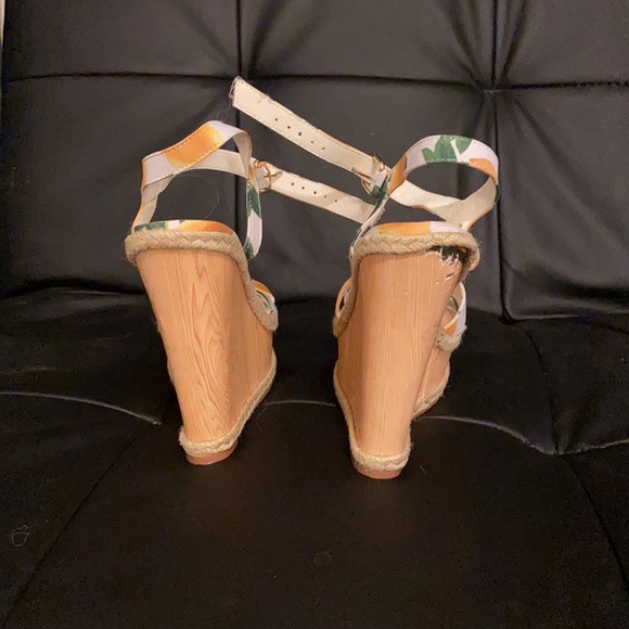 Shoe Dazzle Lemon Patterned Wedges, 7.5 - Picture 5 of 5